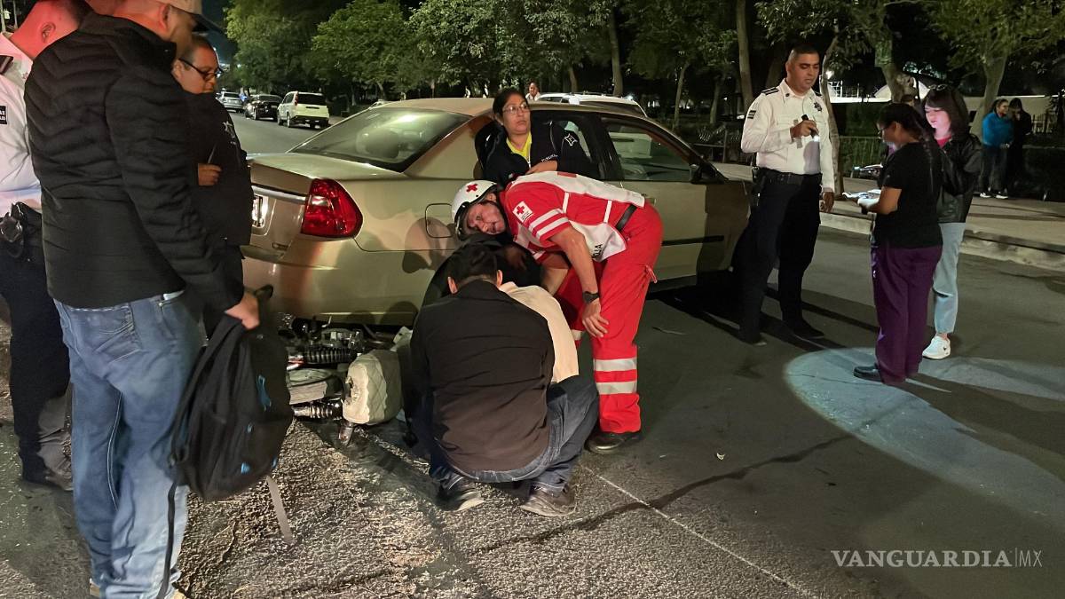 Tres jóvenes resultan heridos al chocar su moto contra un auto, en Saltillo
