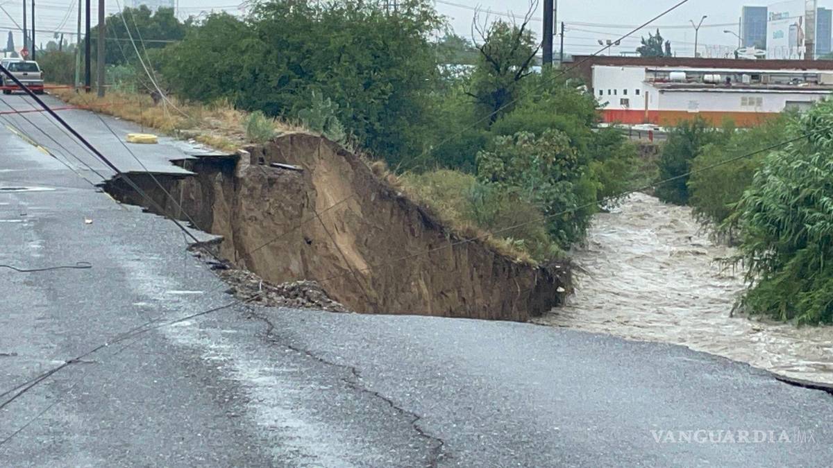 $!La corriente de agua continúa erosionando la tierra compactada, aumentando los riesgos para los vecinos.