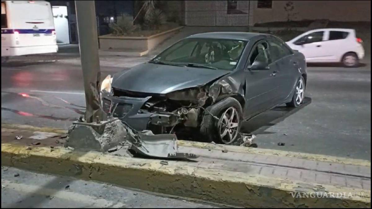 $!Las autoridades solicitaron el apoyo de una grúa para trasladar la unidad al corralón.