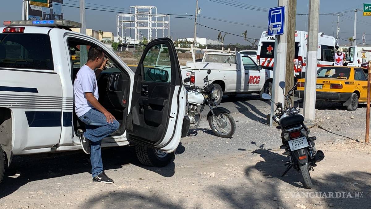 Taxista ocasiona doble accidente, al atropellar a motociclista e intentar huir en Saltillo