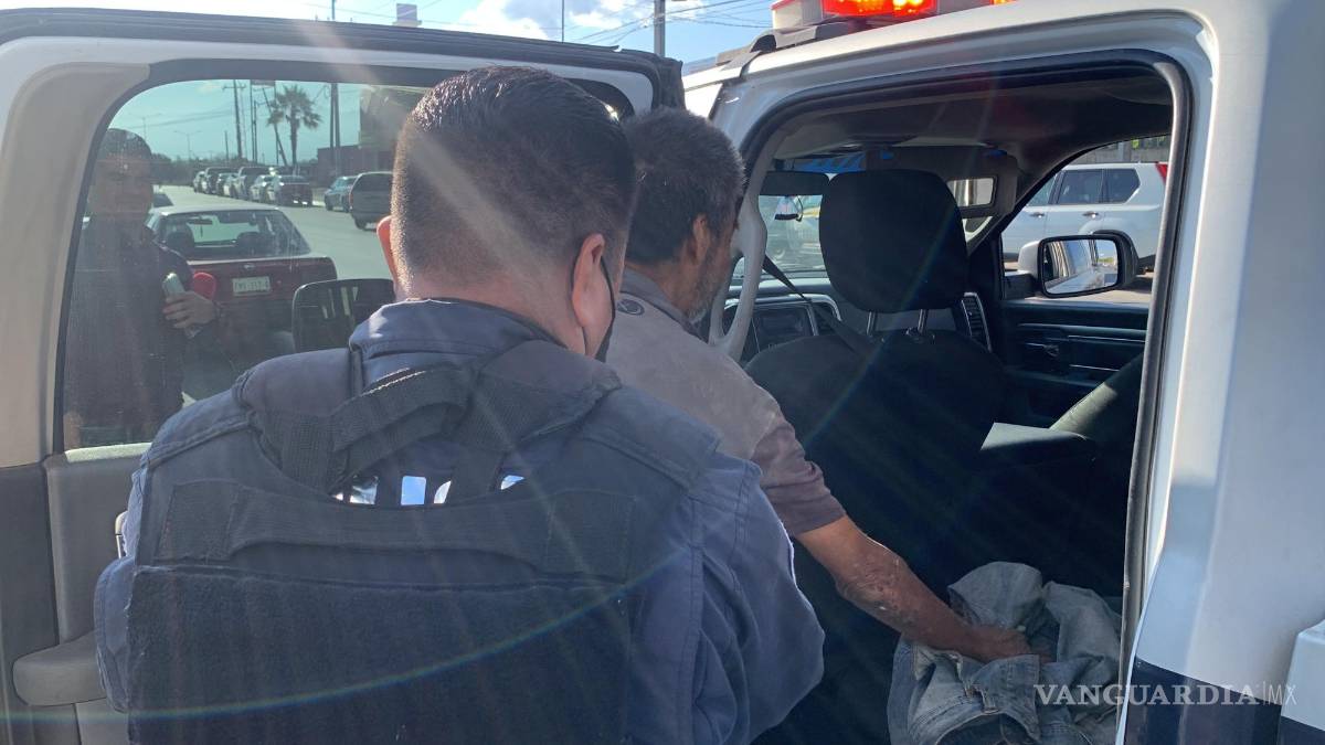 Se queda dormido en arroyo de Saltillo; recibe atención médica y se va