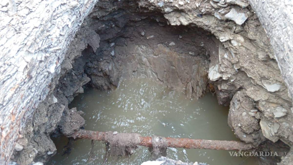 $!El hundimiento en la calle Morelos atrapó un camión repartidor, evidenciando el deterioro de la vialidad por lluvias y drenaje dañado.