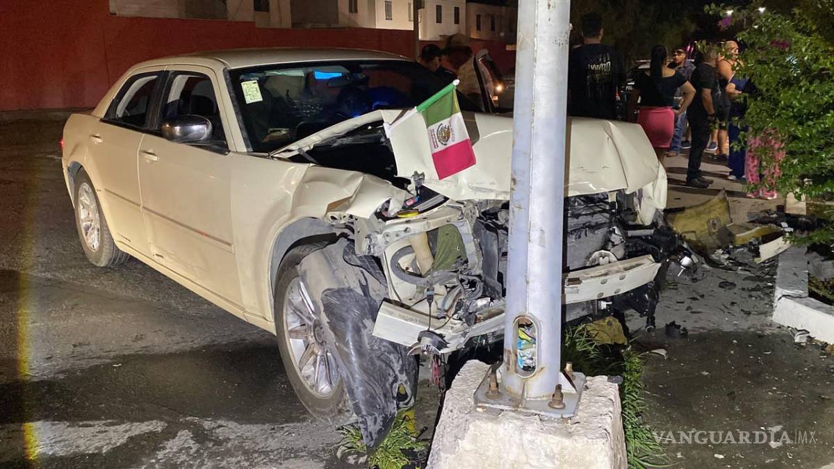 $!El Chrysler terminó con severos daños en la parte frontal tras impactarse contra la base del semáforo.