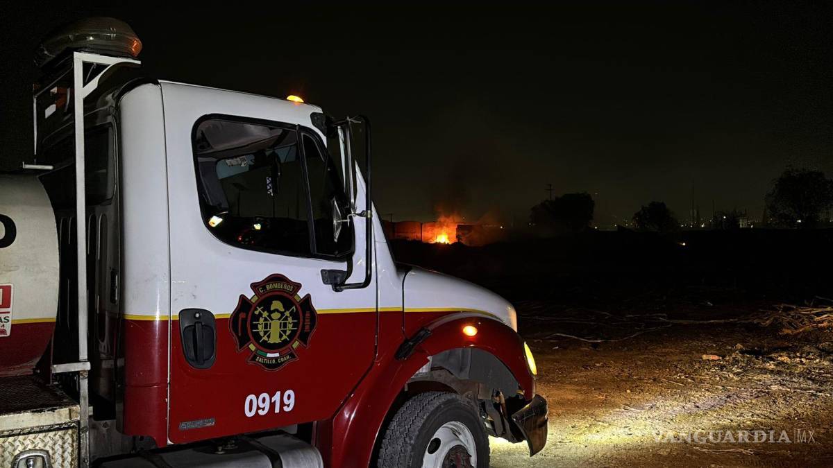 $!Bomberos de Saltillo combaten las llamas con chorros de agua a presión en el interior del predio siniestrado.