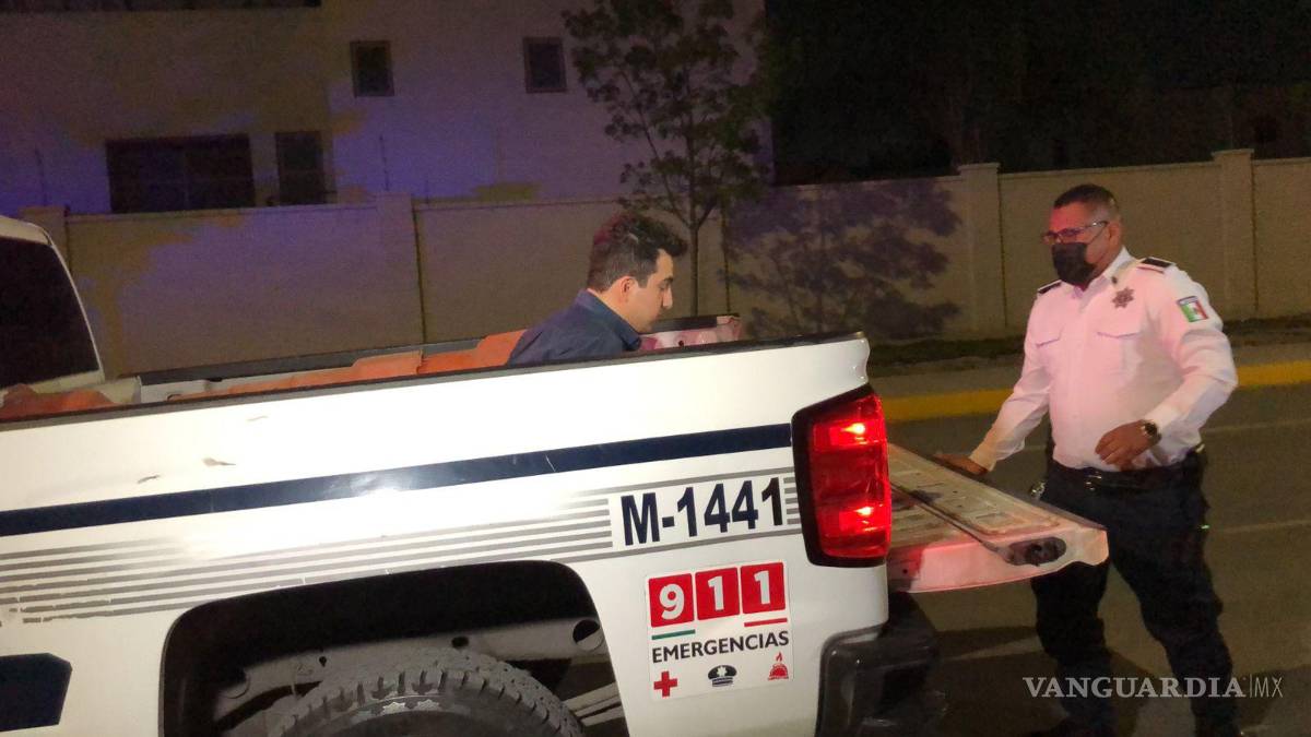 Detienen a ebrio al norte de Saltillo; se quedó dormido al volante