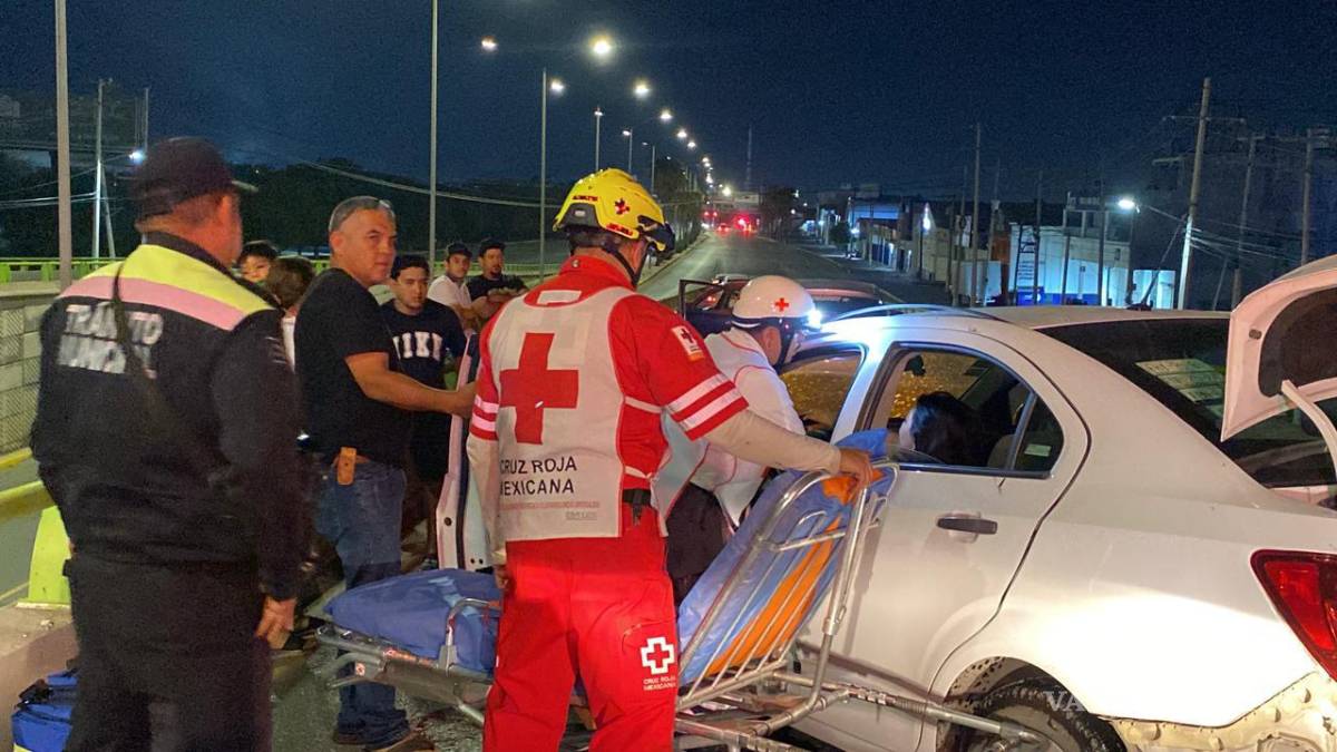 $!Paramédicos de la Cruz Roja brindaron atención a la conductora lesionada tras el aparatoso accidente registrado durante la madrugada a la altura de la colonia Nueva España.