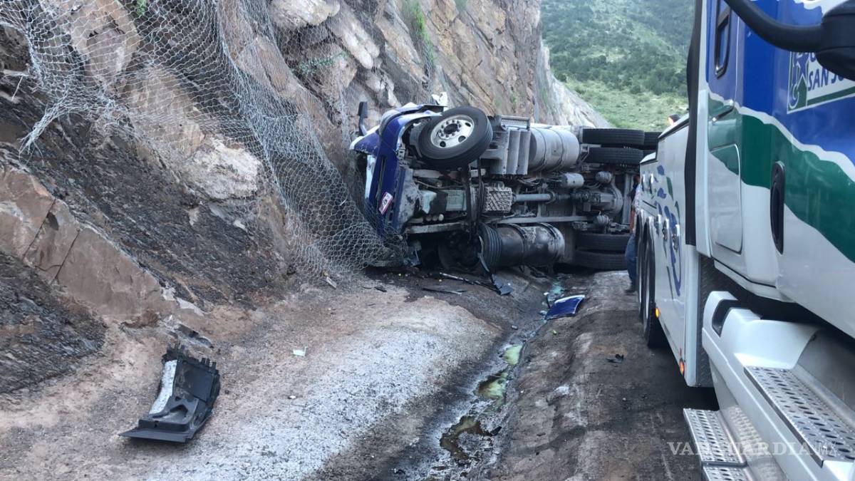 $!Tráiler se queda sin frenos y sufre volcadura en 'Los Chorros'