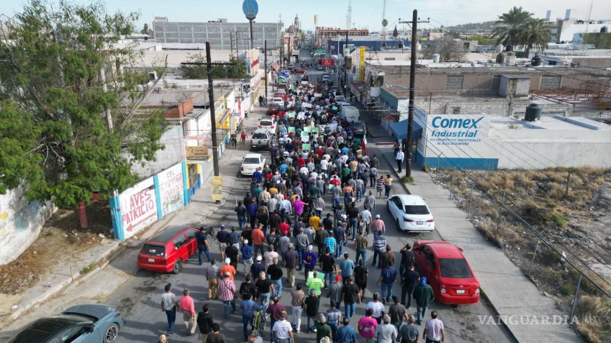 $!Los manifestantes recorren el centro de Monclova en una marcha por justicia laboral.