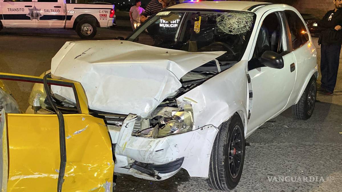 $!Tras el fuerte impacto, el taxi fue proyectado hasta la banqueta y terminó estrellado contra un poste de concreto en calles del fraccionamiento Plaza.