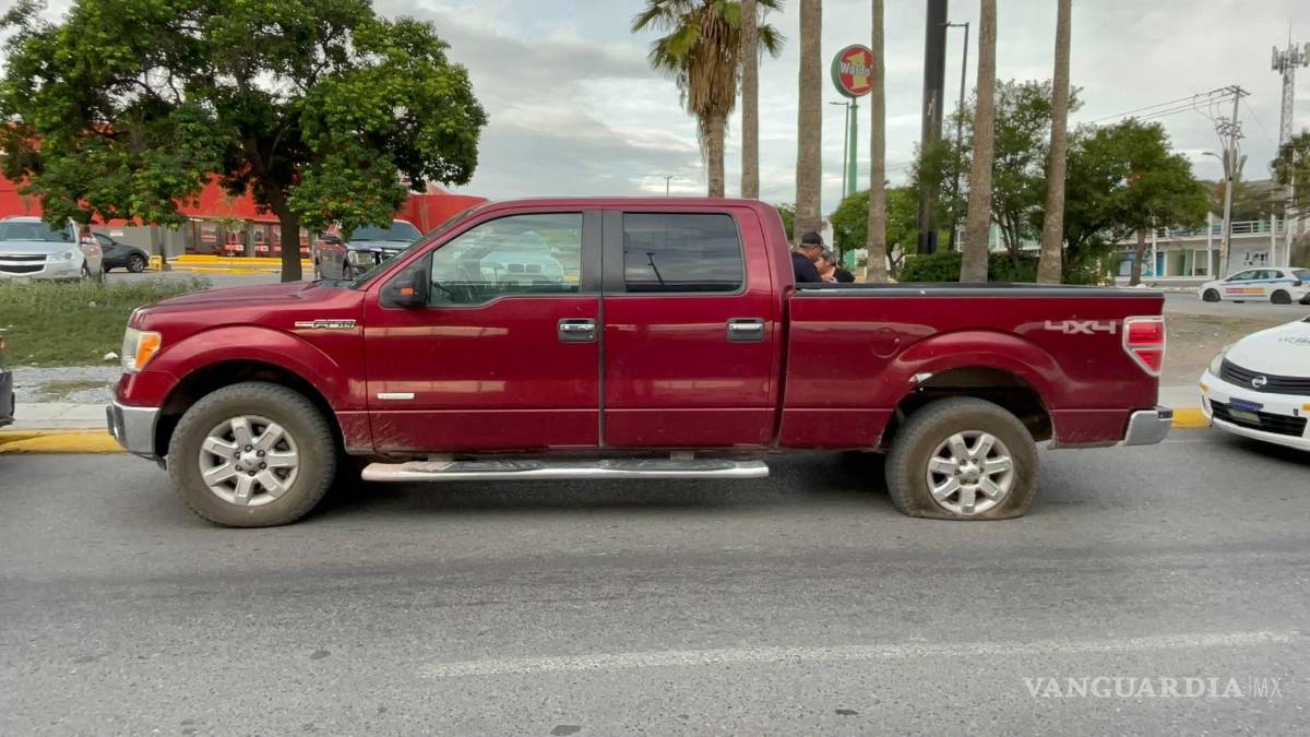 $!Policías municipales tomaron conocimiento del accidente mientras las aseguradoras iniciaban la evaluación de los daños.