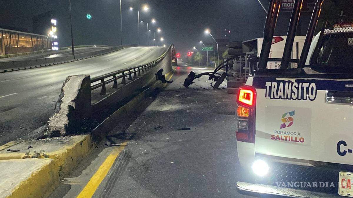 $!Elementos de Tránsito Municipal realizaron labores de abanderamiento en la zona del accidente para evitar otro percance, luego de que la pesada unidad quedara atravesada parcialmente sobre la vialidad tras el impacto contra el camellón central.