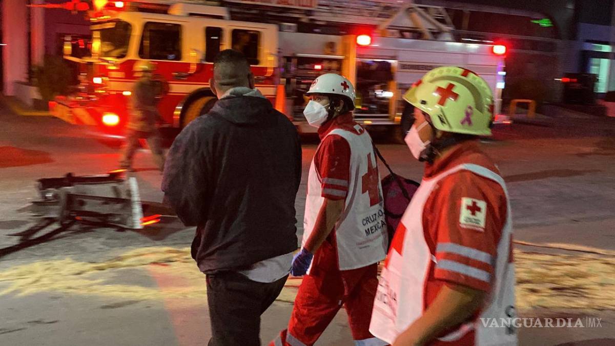 $!Paramédicos de la Cruz Roja acudieron al lugar del siniestro para valorar al conductor del transporte de personal, quien, pese al fuerte impacto y la volcadura, no presentó lesiones de gravedad.