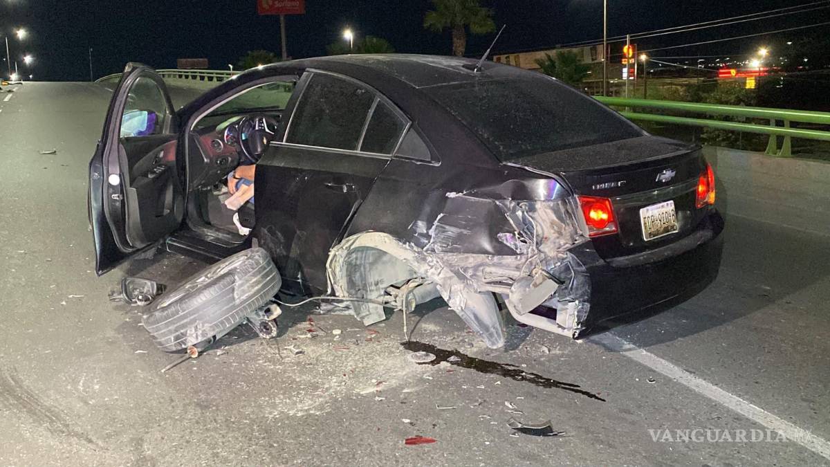 $!El Chevrolet Cruze presentó daños materiales luego de ser impactado por alcance por el conductor del Nissan Versa.