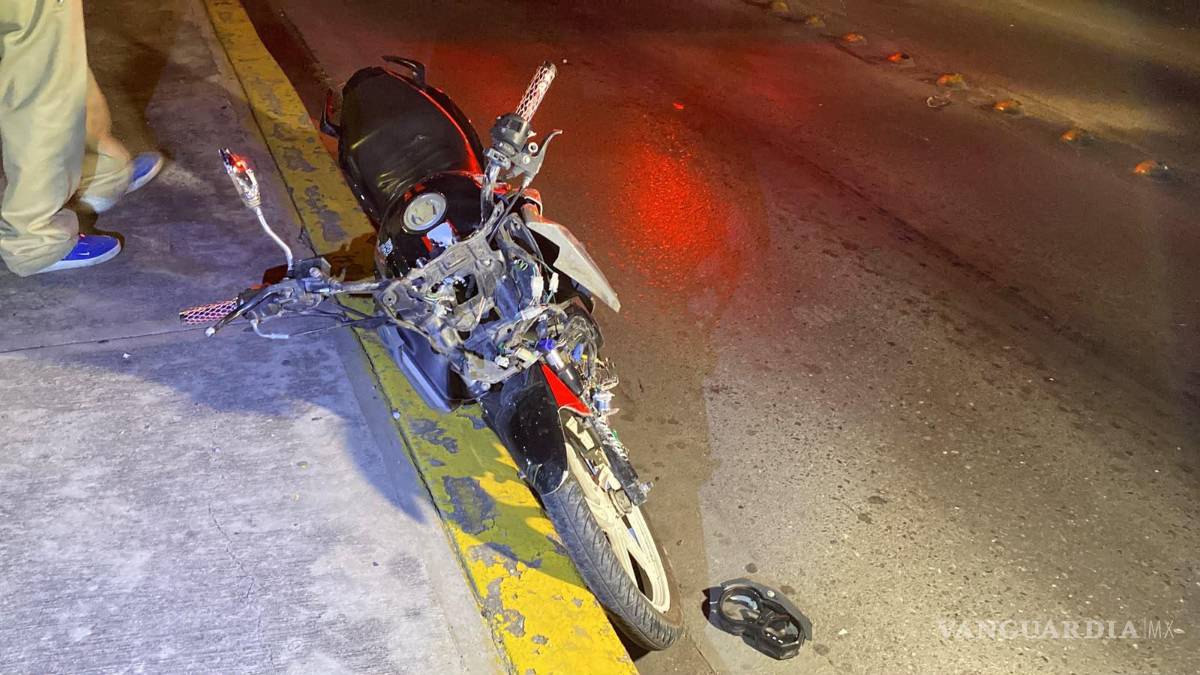 $!La motocicleta presentó severas afectaciones en la parte frontal tras impactarse contra el camellón central.