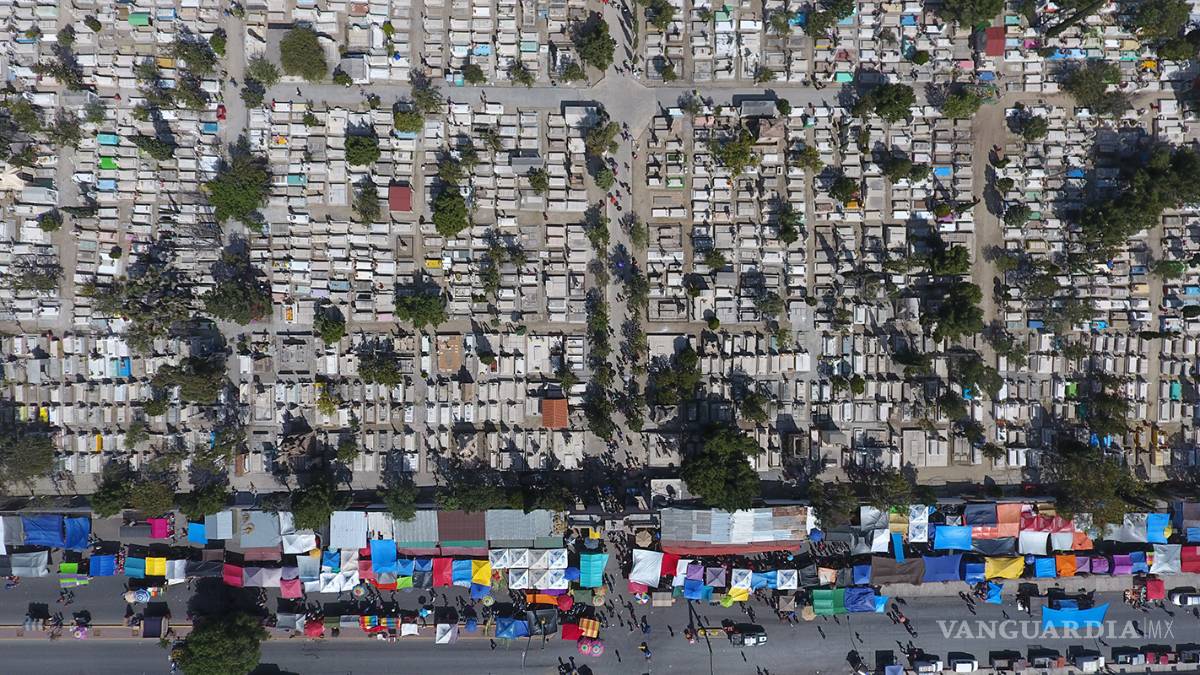 $!Llenan de vida los panteones en Saltillo (Fotos)