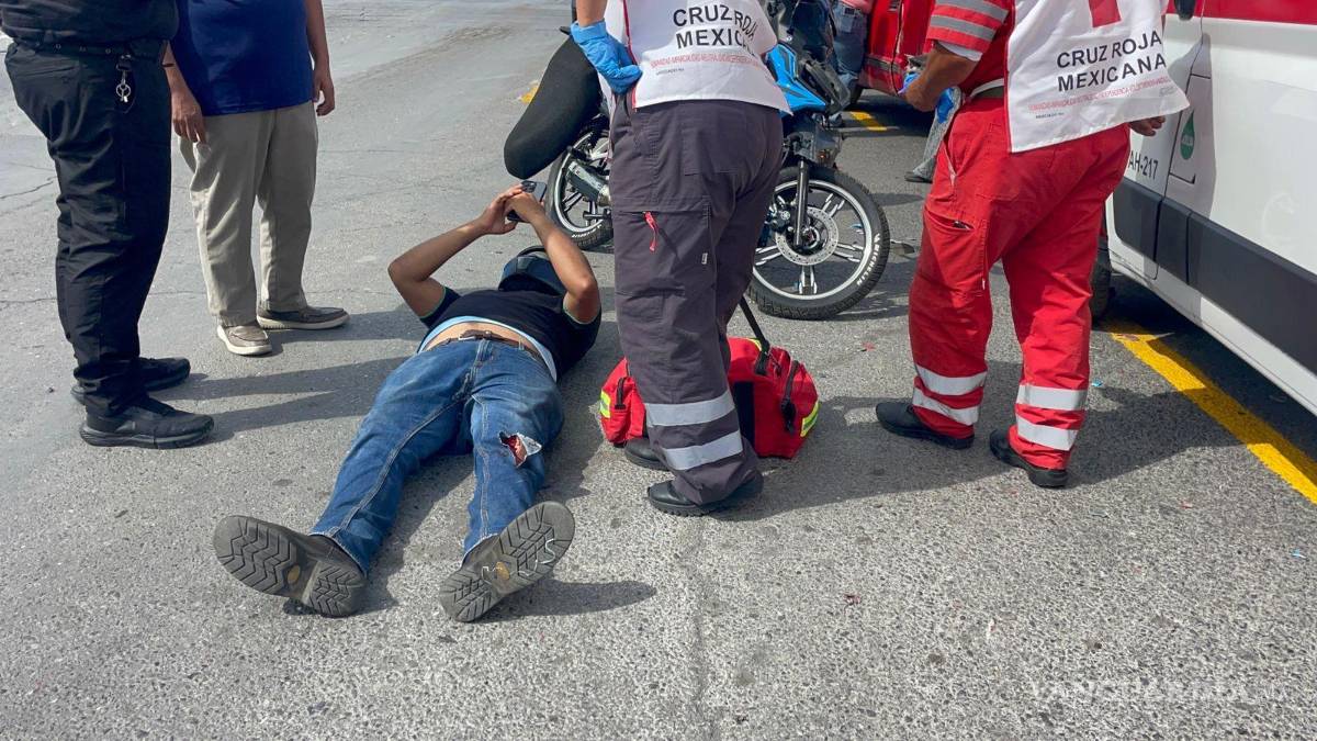 Motociclista se impacta con camioneta y termina lesionado, en Saltillo