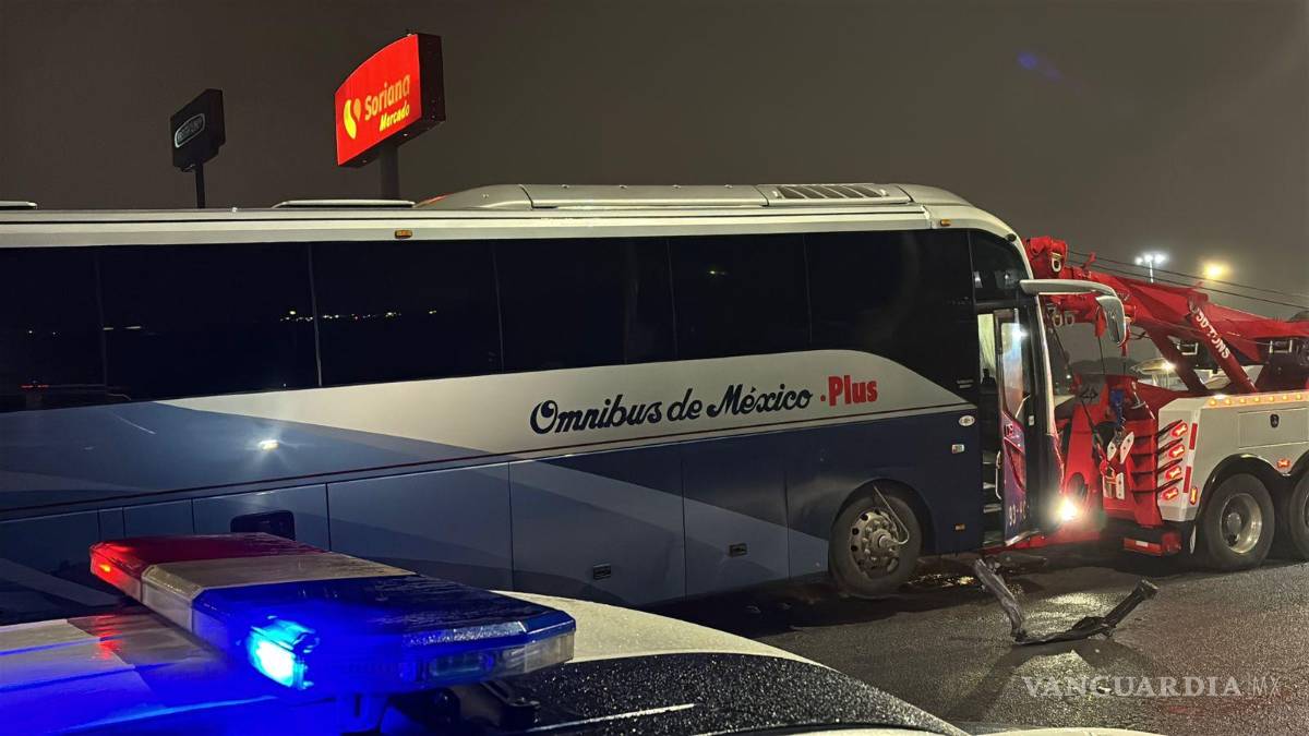 $!Elementos de la Policía Municipal de Ramos Arizpe abanderaron el tramo de sur a norte, debido a que la densa neblina que persistía en la zona representaba un peligro latente para el resto de los automovilistas tras el choque del autobús.