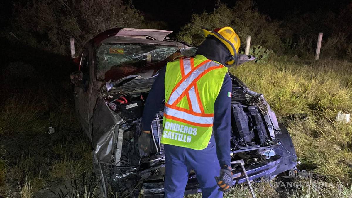 $!Elementos del Cuerpo de Bomberos y socorristas acudieron para auxiliar a los ocupantes de la camioneta siniestrada.