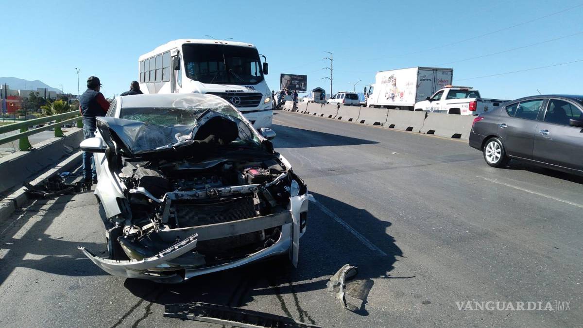 $!Los hechos se suscitaron alrededor de las 11:00 horas, cuando el automóvil impactó con la camioneta, causó su descontrol y esta se estrelló en muro de contención y la luminaria de la zona.