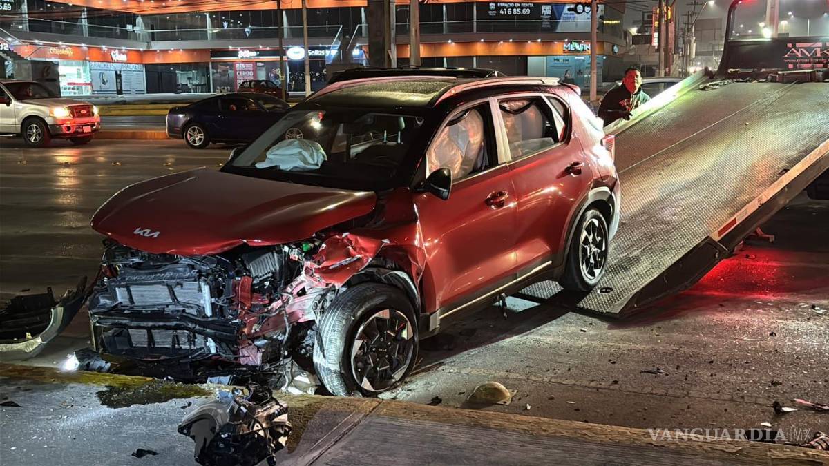 $!La camioneta KIA quedó proyectada contra el camellón central tras el impacto con el Nissan Versa.