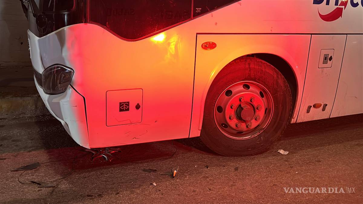 $!El motociclista terminó debajo de un camión de transporte de personal tras perder el control de la unidad.