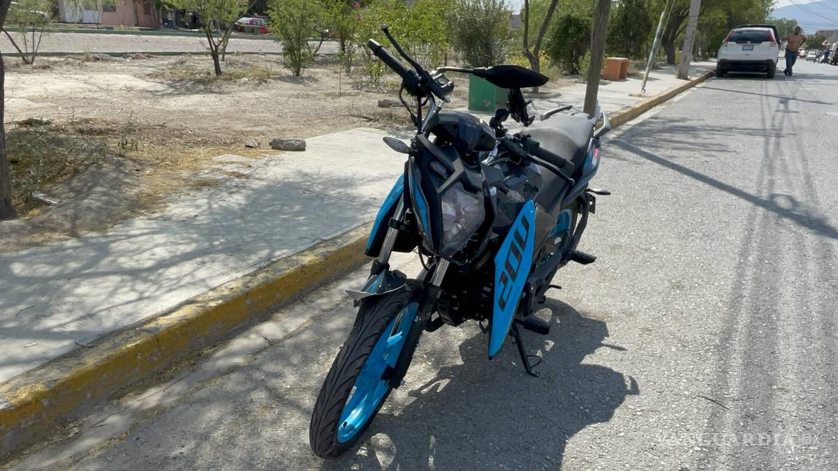 Tras persecución, menores en moto se estrellan contra camión, en Saltillo
