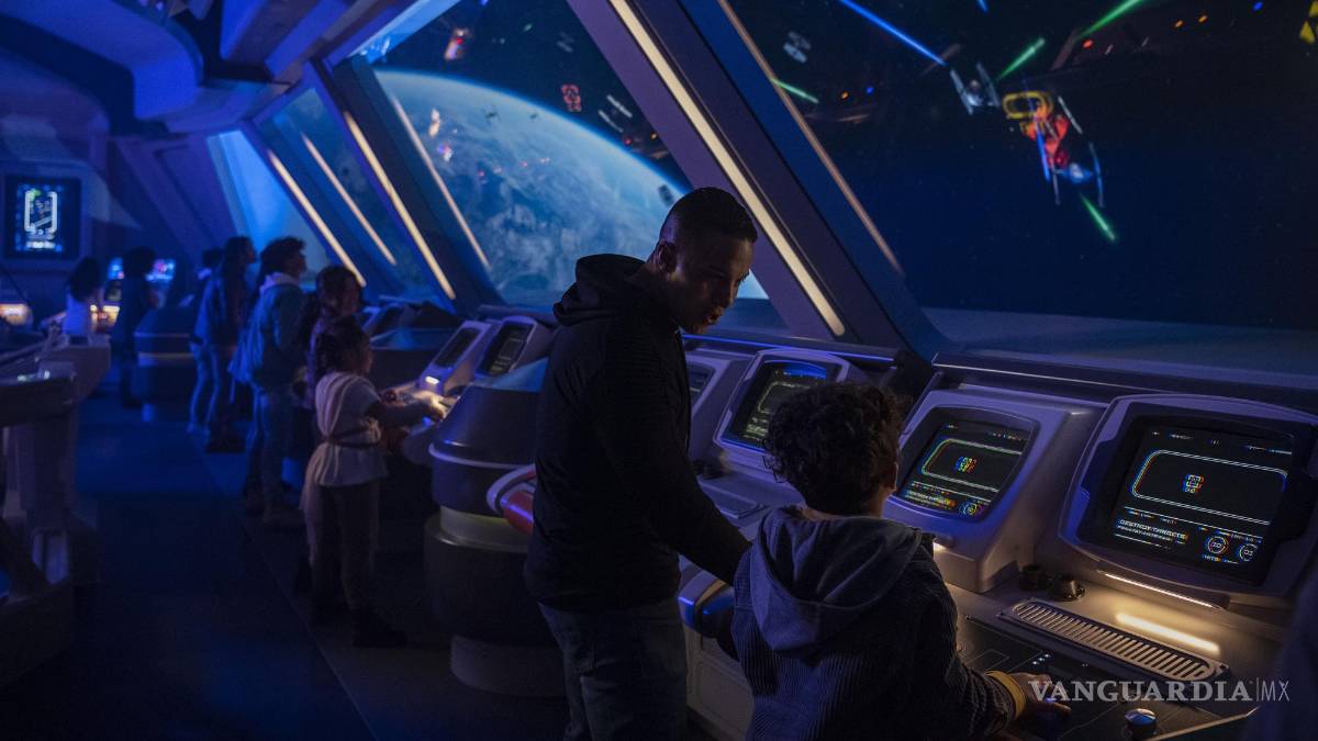 $!Unas personas defienden el crucero estelar Halcyon desde la sala de juegos en el hotel atracción Star Wars: Galactic Starcruiser. EFE/Matt Stroshane/Disney