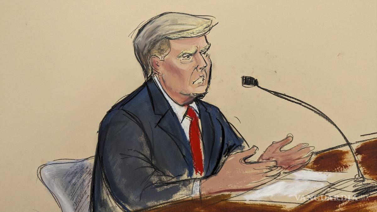 $!Donald Trump habla desde la mesa de la defensa ante el juez Arthur Engoron al final de los argumentos finales de la defensa en la Corte Suprema de Nueva York.