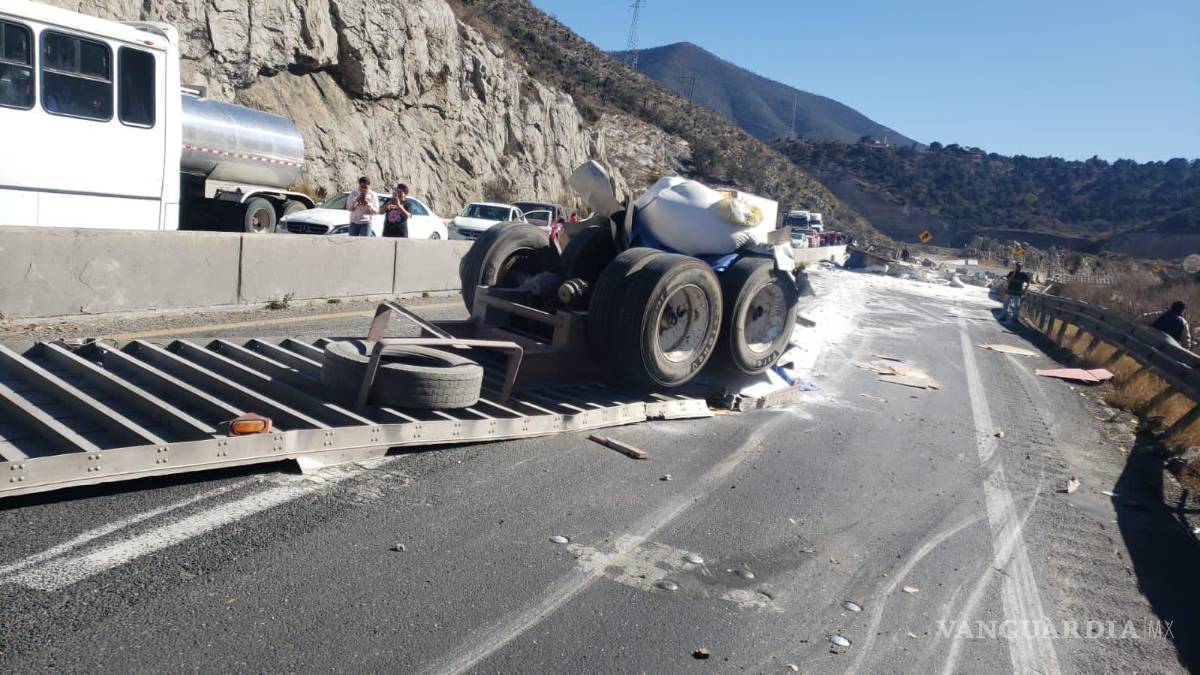 $!El tráiler terminó impactando contra diez automóviles.