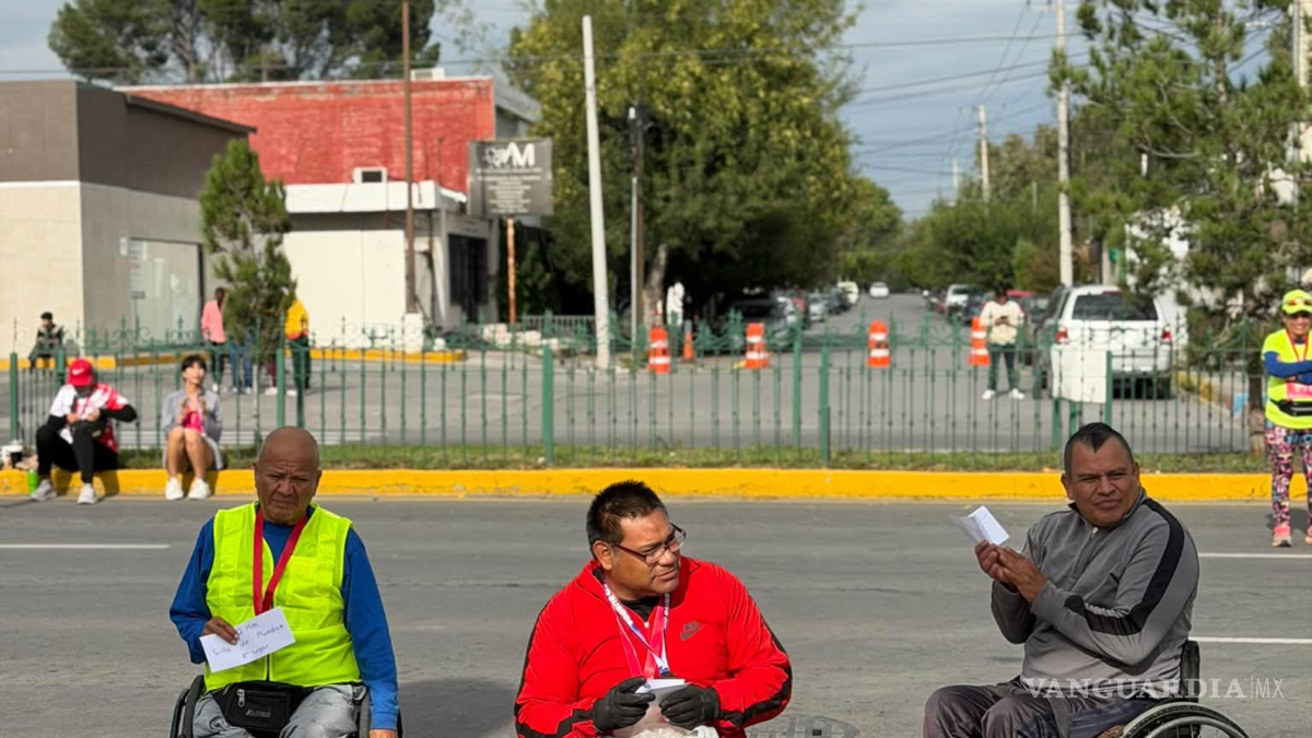 $!Erasmo Ramos ganó en la categoría para personas invidentes, mientras que Daniel Camacho ocupó el primer sitio en silla de ruedas con 45:31.