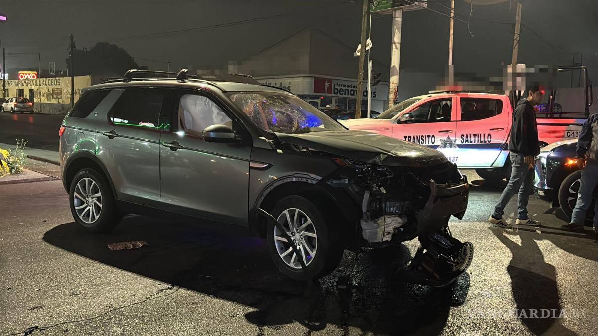 $!Verónica, conductora de taxi por aplicación, fue trasladada a la clínica del IMSS tras el choque con una camioneta Land Rover.