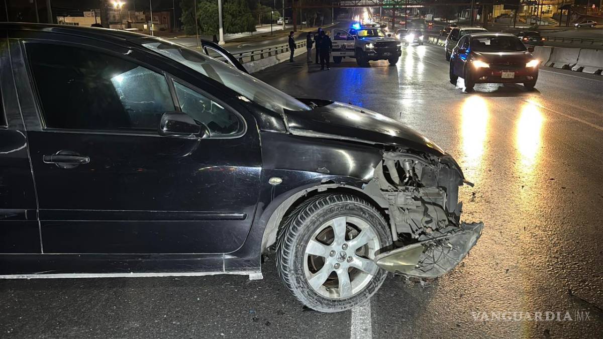 $!El vehículo terminó girado y obstruyendo dos carriles tras el fuerte impacto.