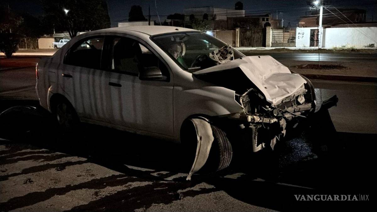 $!El Chevrolet Aveo quedó parcialmente sobre la calzada tras el choque por alcance en la colonia Francisco I. Madero.