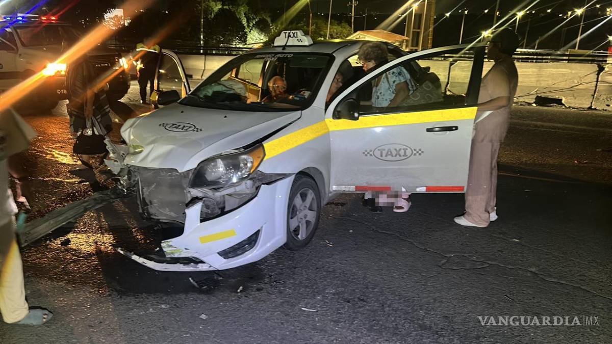 $!Tras recibir el fuerte golpe, el taxi Chevrolet Aveo perdió el control y terminó estrellándose contra la barrera metálica de protección del puente ubicado a la altura de la colonia San Ramón.