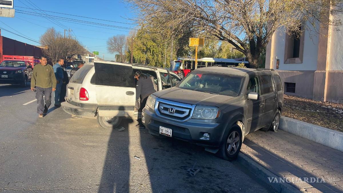 Choque múltiple frente a Presidencia de Saltillo deja 3 vehículos dañados