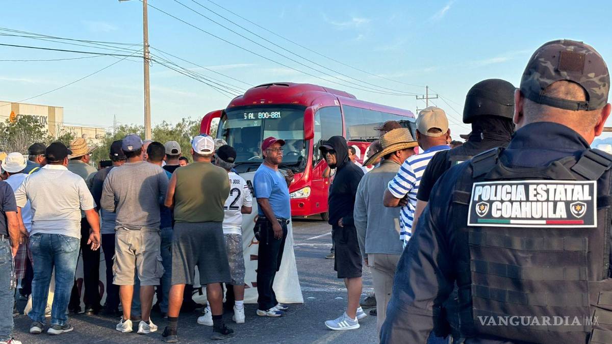 $!El flujo vehicular de la transitada vía se vio muy afectado.