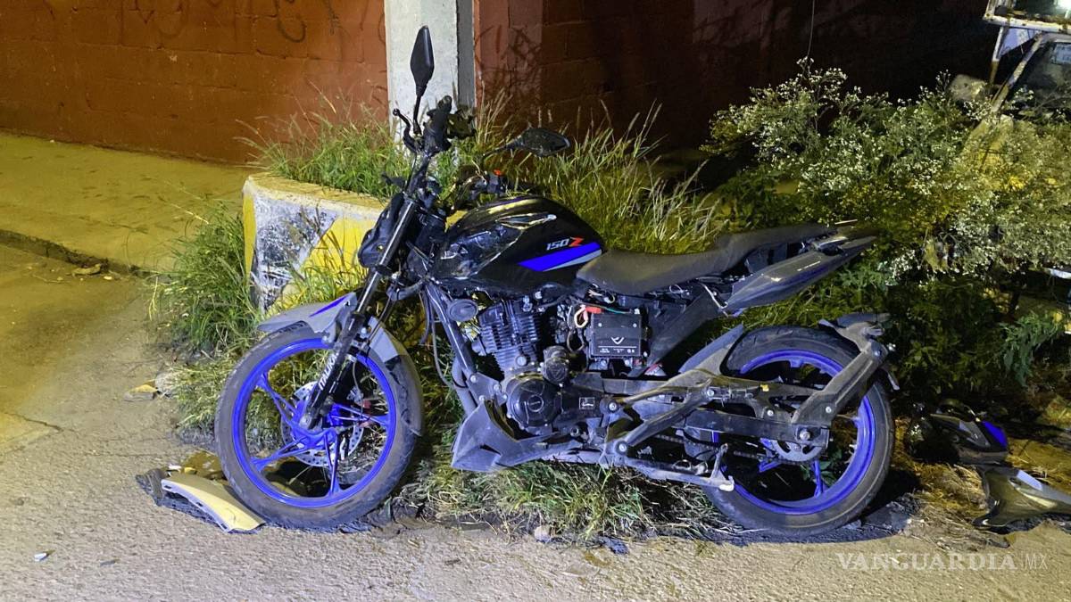 $!La unidad en la que viajaba el joven quedó en el sitio después del choque registrado durante la madrugada.