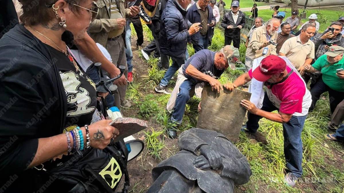 Estatua de Felipe Calderón en Los Pinos es decapitada por manifestantes de Luz y Fuerza del Centro