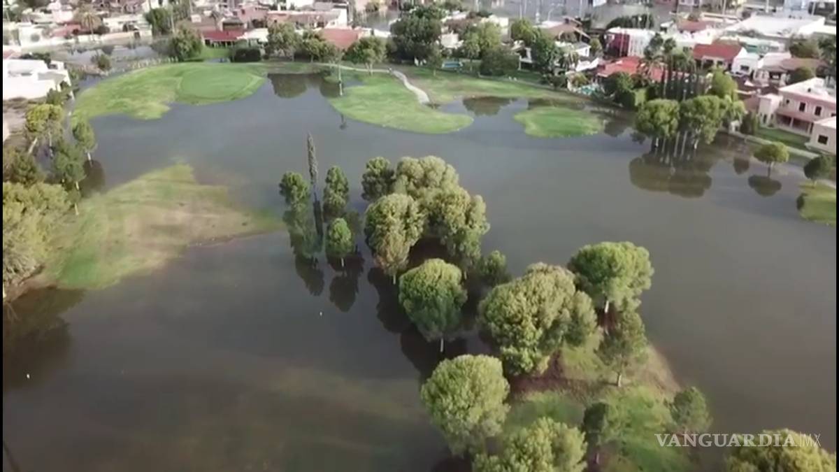 $!Vuelve a nadar en el Campestre de Torreón e invita a ciudadanos a que vigilen al gobierno