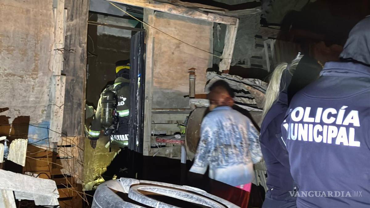 $!La rápida intervención de los bomberos evitó que las llamas alcanzaran el interior de la vivienda o se extendieran a casas aledañas; no hubo personas lesionadas.
