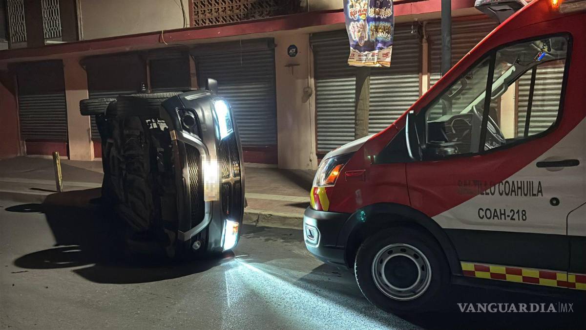 $!Paramédicos de la Cruz Roja brindaron atención a la conductora de la camioneta y a un menor que viajaba como copiloto, quienes, pese a lo aparatoso del incidente, no presentaron lesiones de gravedad.