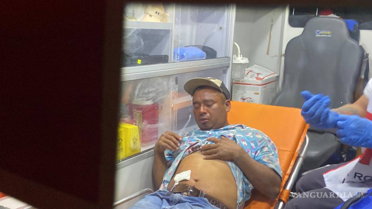 $!Paramédicos de la Cruz Roja realizaron la valoración médica inicial a un migrante originario de Guatemala, quien presentaba una lesión provocada por arma punzocortante, por lo que fue necesario su traslado a un hospital.