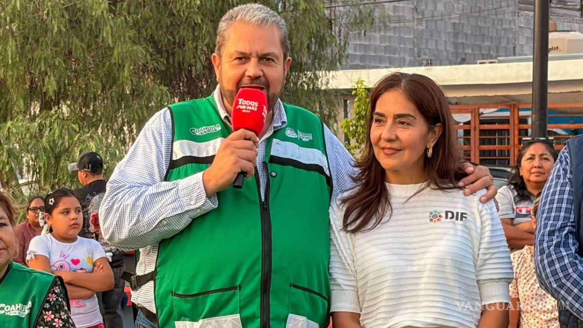 $!El alcalde Tomás Gutiérrez y su esposa, Teresita Escalante, durante las acciones para impulsar espacios públicos dignos y promover la convivencia de las familias de Ramos Arizpe.