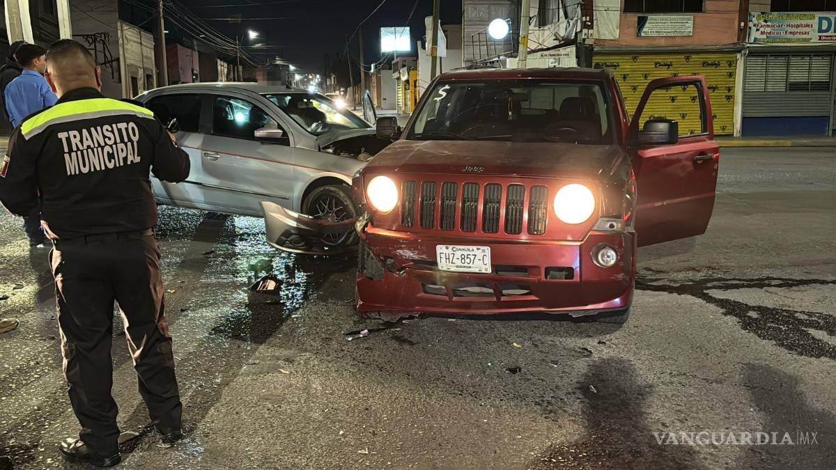$!Elementos de Tránsito Municipal abanderaron el área del percance para controlar la circulación y prevenir otro accidente mientras se realizaban las diligencias correspondientes.