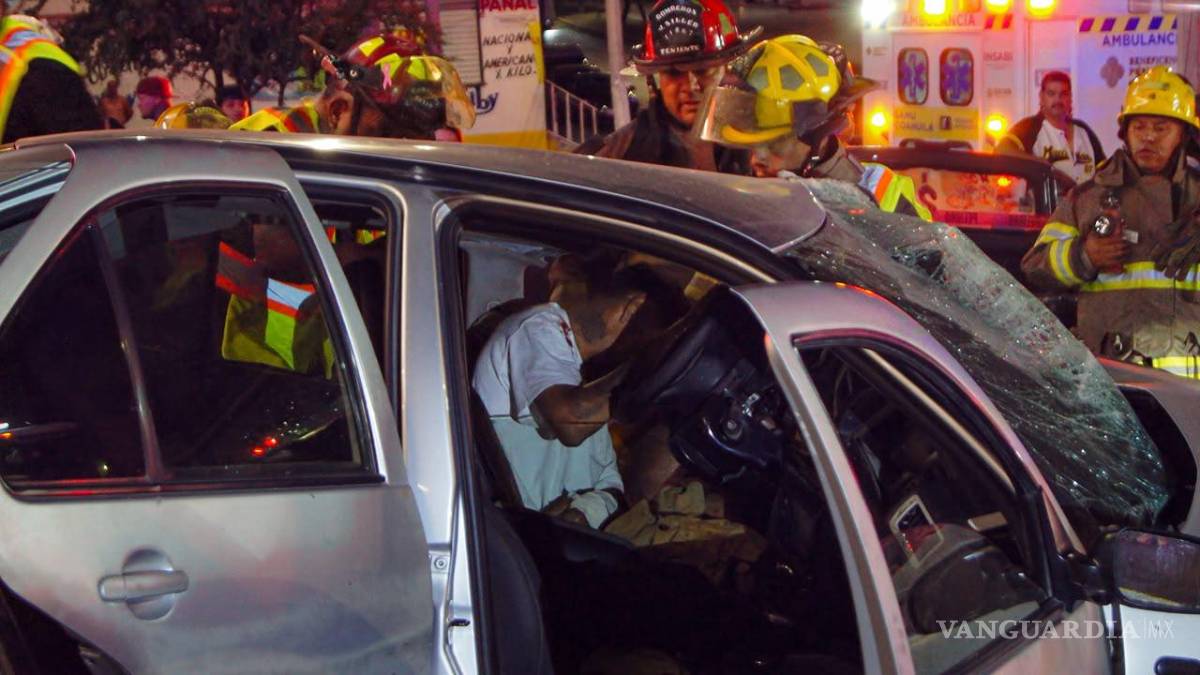 $!César Adrián y su copiloto permanecieron atrapados en el Jetta hasta que los cuerpos de rescate lograron liberarlos.