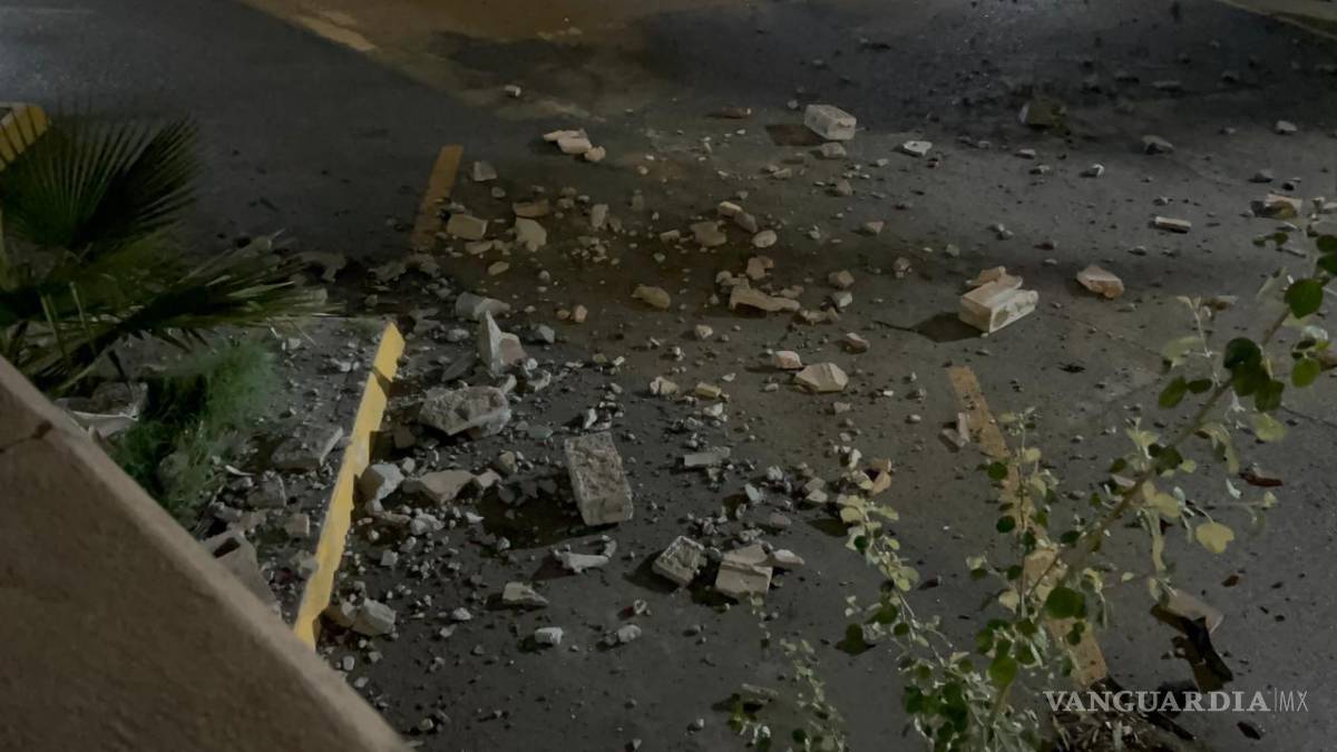 $!Restos de la barda quedaron esparcidos sobre la vialidad tras el impacto.