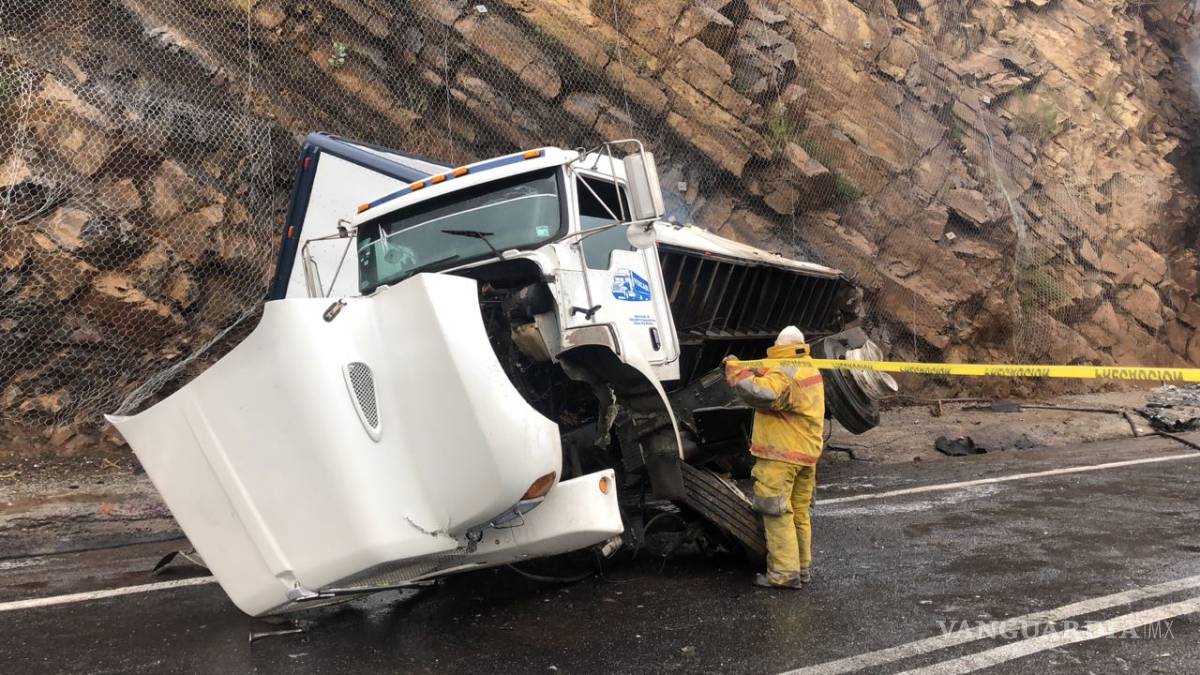 $!Se incendia tráiler tras choque en la carretera a Los Chorros