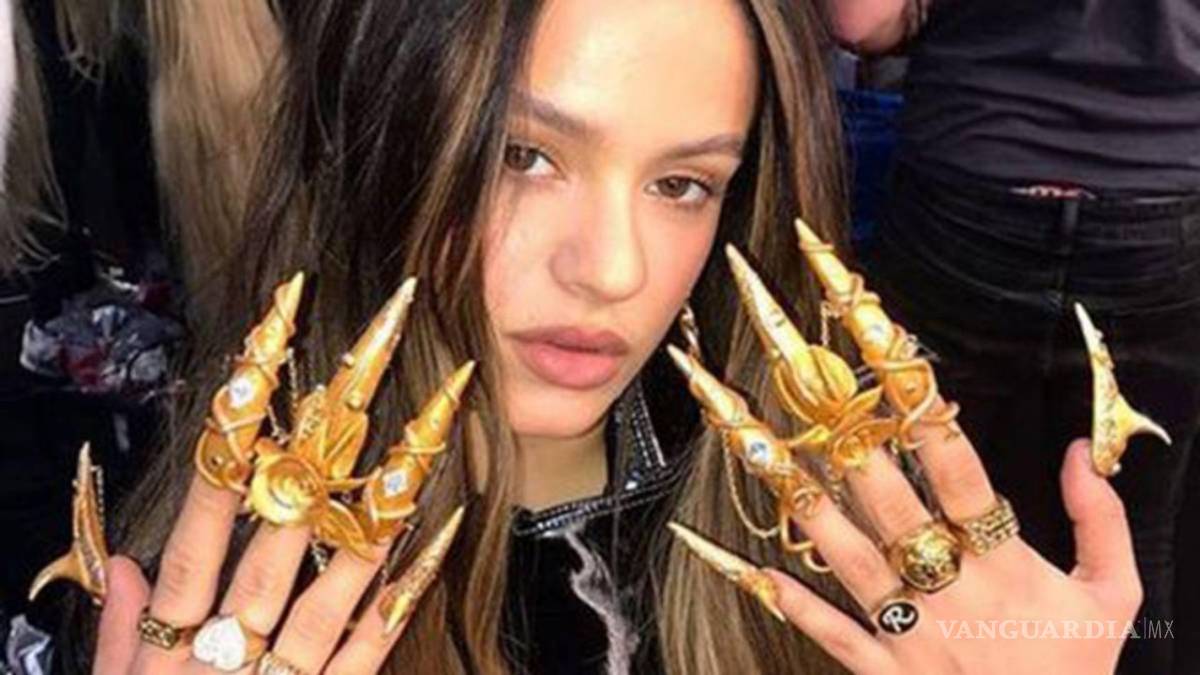 $!El manicure muy elaborado no es un problema para Rosalía. (FOTO: INTERNET)