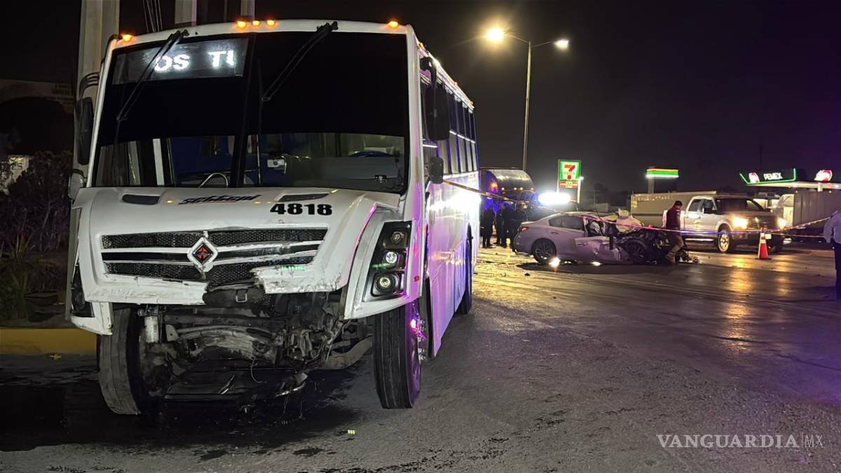 $!El impacto fue contra un autobús que descendía de un puente vehicular.