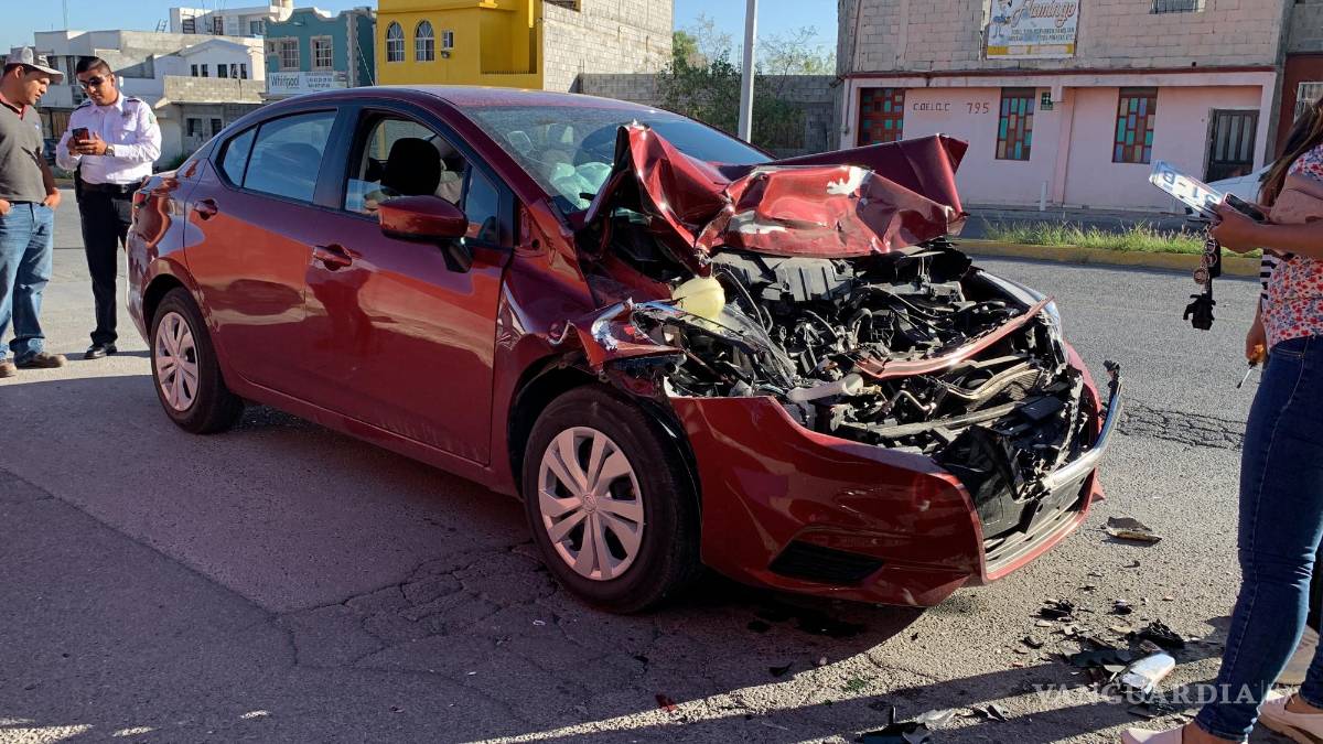 Saltillo: conductor se distrae y choca contra transporte de personal